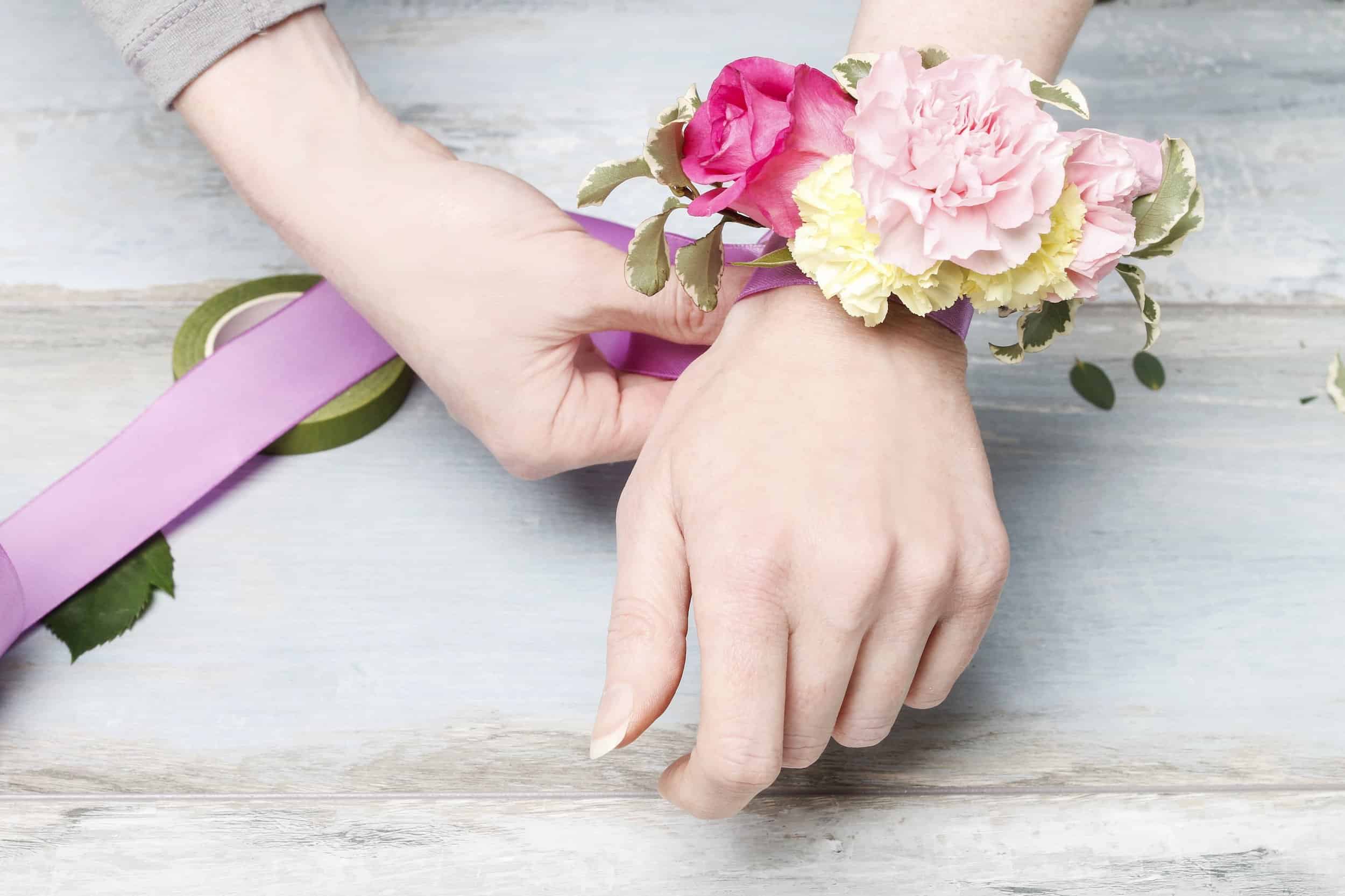 Florist at work: How to make a wrist corsage. Step by step, tutorial.