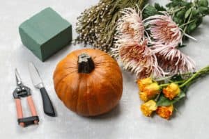How to make a Thanksgiving centerpiece - step by step: flowers and accessories.