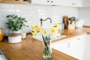 Daffodils in vase in kitchen